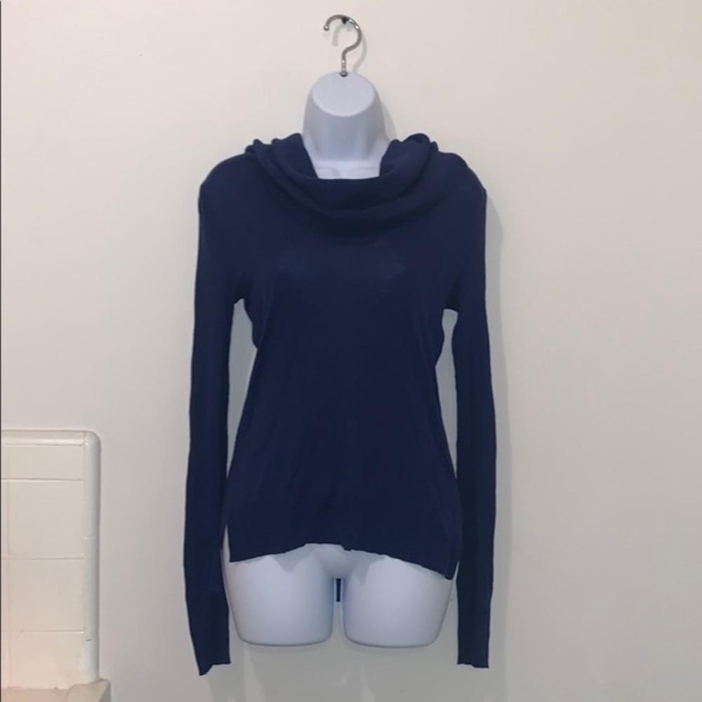 Victoria’s Secret Long Sleeved Top w/Large Neck